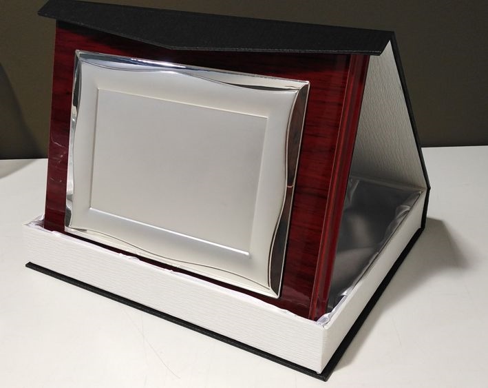 C0051-1 / PLACA METAL BITONO PLATEADA BRILLO-MATE CON MADERA Y ESTUCHE