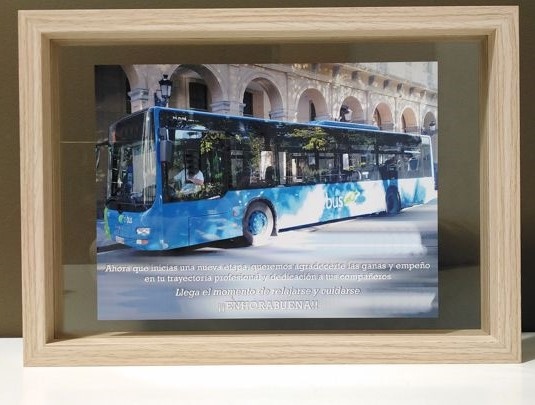 C0052 / PLACA METAL EN CRISTAL Y MARCO MADERA