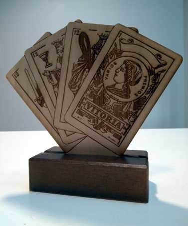 TM006-3 / TROFEO  CARTAS DE MADERA PEQ
